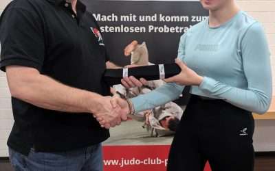 Übergabe des 1. Dan an Julia Disch.